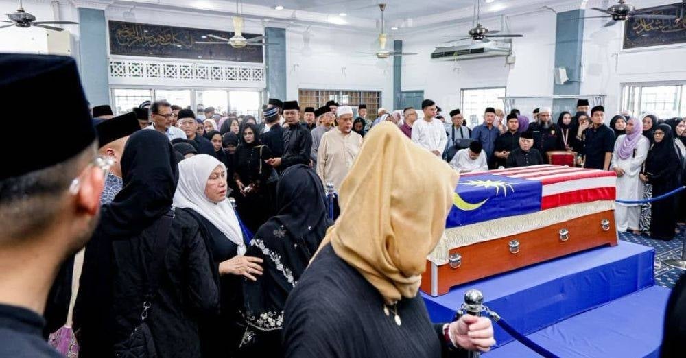 Image from: 'Sedekah tiap Jumaat...' Pegawai Tun M dedah masjid lokasi mandi dan kafan sering terima sumbangan Tun Dr Hasmah