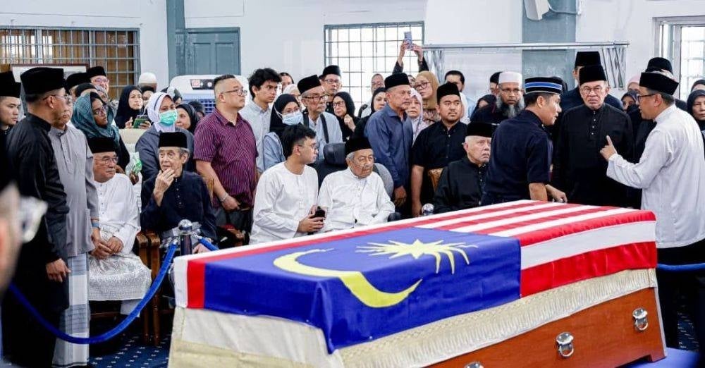 Image from: 'Sedekah tiap Jumaat...' Pegawai Tun M dedah masjid lokasi mandi dan kafan sering terima sumbangan Tun Dr Hasmah