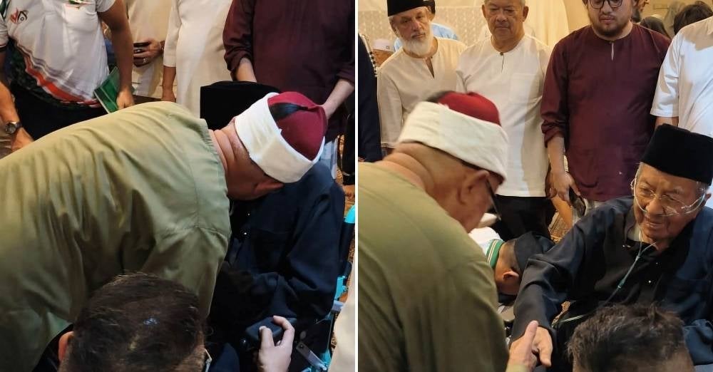 Image from: Dr Zulkifli kongsi momen ziarah Tun M selepas pemergian Tun Hasmah - ‘Saya cuba pujuk dan kuatkan hati seorang bapa’