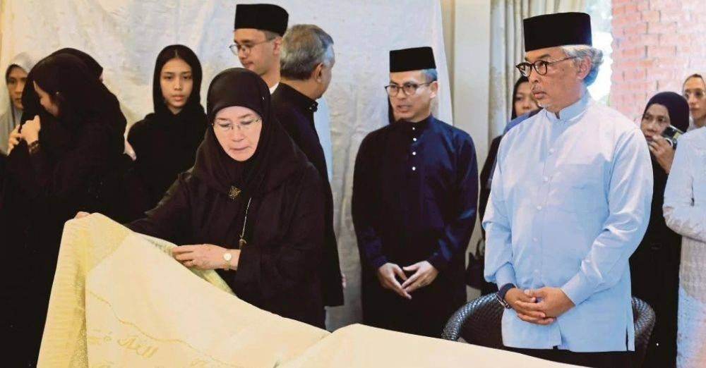 Image from: Tunku Azizah kongsi kenangan manis, dengar semula pesanan suara terakhir Tun Dr Hasmah buatnya menangis – ‘Saya memanggil beliau Mummy’