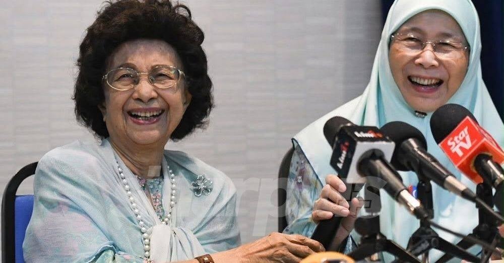 Image from:  'Kak Hasmah bayarkan dulu gelang.' Wan Azizah kenang kebaikan Tun Dr Hasmah, bagai kakak melayan adik