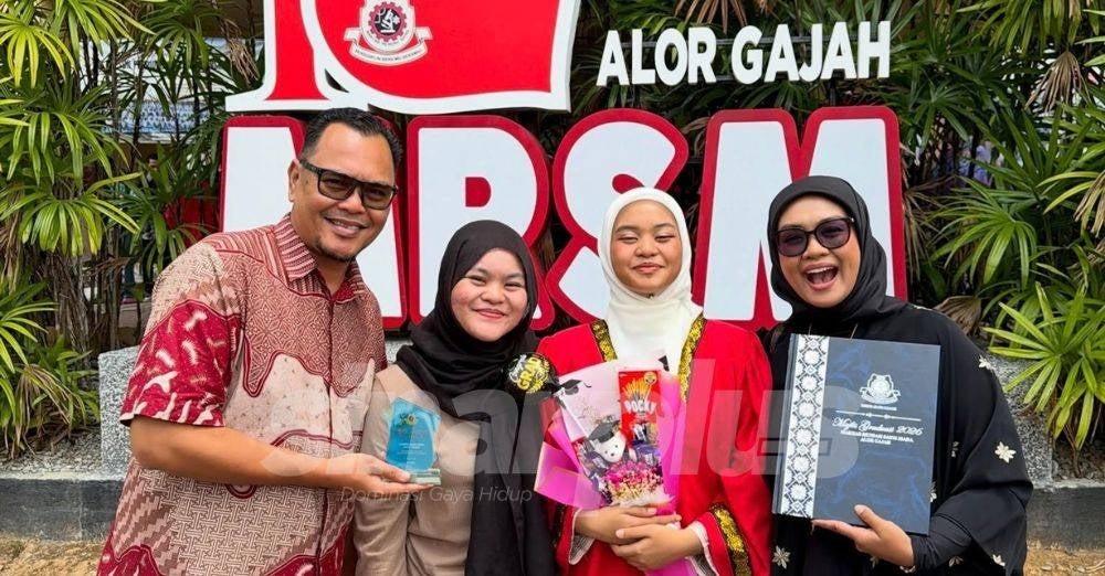 Image from: ‘Tahniah Kak Ngah!’ Liza Hanim kongsi momen graduasi anak, raih Subjek Terbaik English