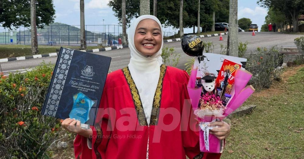 Image from: ‘Tahniah Kak Ngah!’ Liza Hanim kongsi momen graduasi anak, raih Subjek Terbaik English