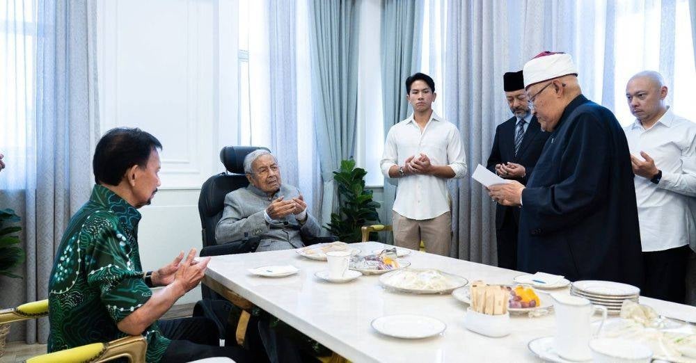 Image from: Sultan Hassanal Bolkiah ziarah Tun M di IJN, momen dua tokoh negara curi perhatian