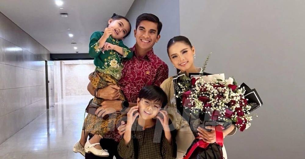Image from: 'Kali pertama jumpa di stesen radio, dia berbaju hijau.' Syed Saddiq kongsi detik pertama bertemu Bella Astillah hingga ucap I like you
