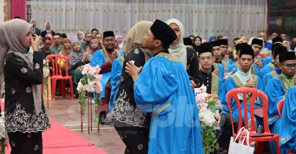 Image from: Sebak! Anak yatim piatu raih Anugerah Pengetua MRSM, 3 kakak rentas negeri ganti tempat ibu bapa naik pentas