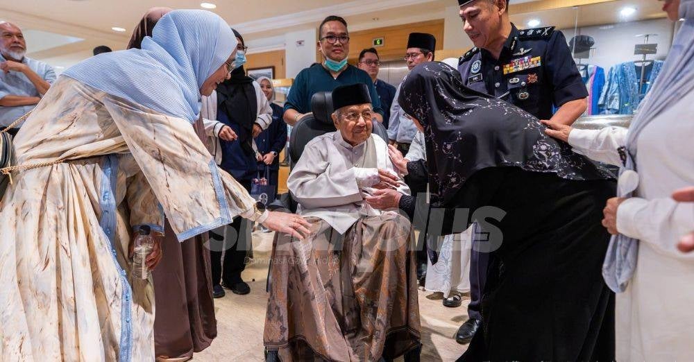 Image from: 'Sudah boleh bercakap, mahu makan, hampir seperti biasa' - Marina kongsi perkembangan positif Tun Dr Mahathir