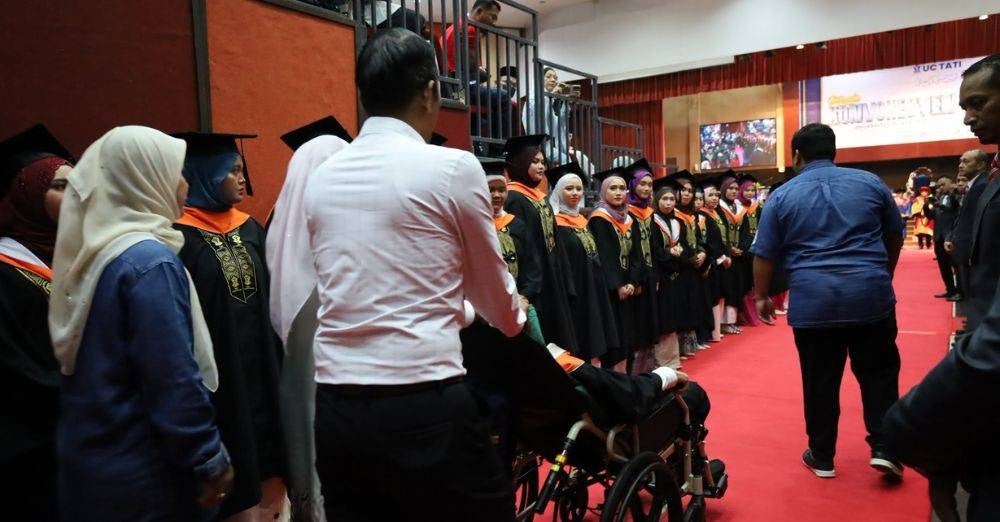 Image from: 'Jangka hayat 12-18 bulan...' Bapa tunai impian anak kanser otak genggam ijazah, berkorban 2 hari dalam ambulans