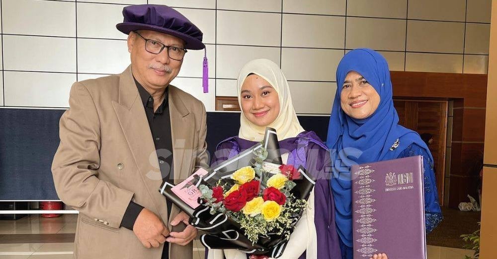 Image from: Inspirasi! Anak aktor Zulkifli Ismail, Dr Izazi raih anugerah kecemerlangan National University of Singapore, bangga ajar Bahasa Melayu