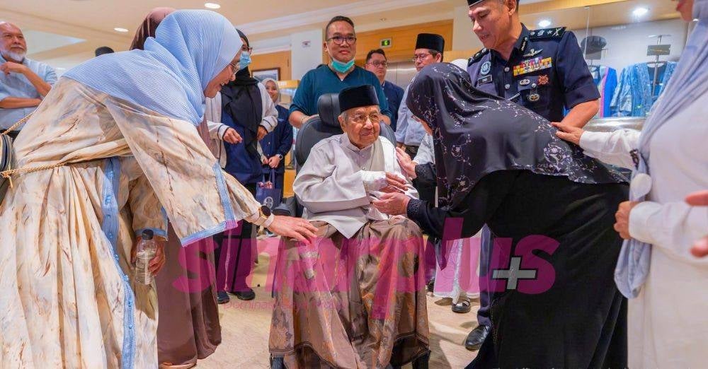 Image from: ‘Syukur ALLAH pinjamkan Hasmah sebegitu lama...’ Luahan Tun Dr Mahathir undang sayu, warganet titip kata semangat