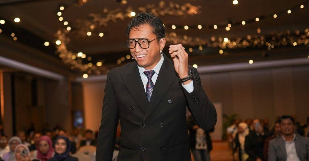 Image from: Tarik leher Bella Astillah dan cium, Space Dollah anggap tindakan wanita itu comel. 'Dia patut dapat award'