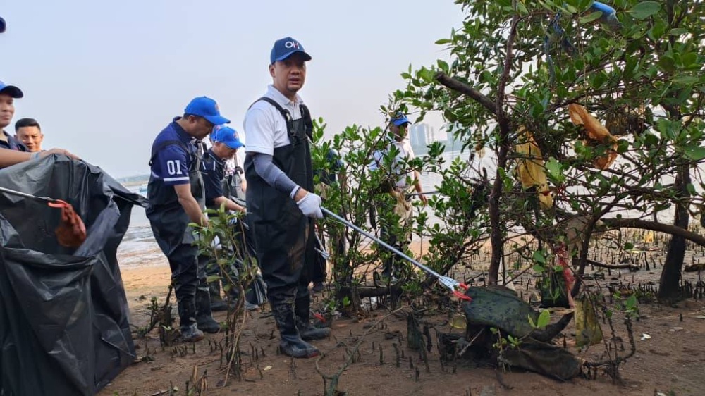 Pasang 12 Perangkap Sampah Bersihkan Sungai Skudai