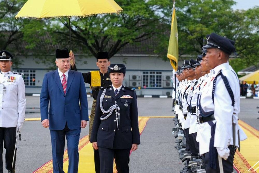 Sultan Nazrin rasmi Kem Batalion 3 PGA Bidor