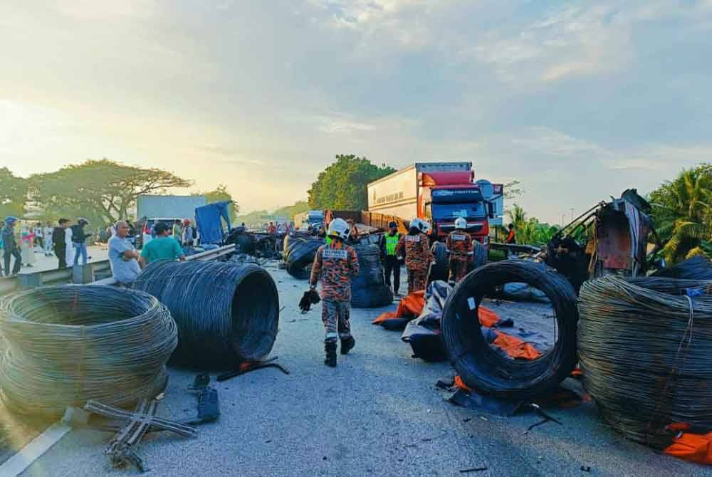 Nahas Tujuh Kenderaan Dua Pemandu Treler Maut Laluan Masih Terhalang