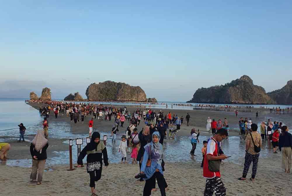 3 000 Pengunjung Saksi Fenomena Laut Terbelah Di Langkawi