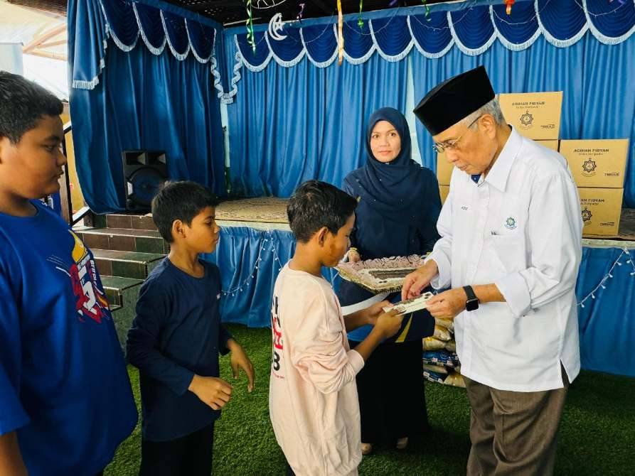 MAIS teruskan tradisi beri duit raya kepada anak yatim