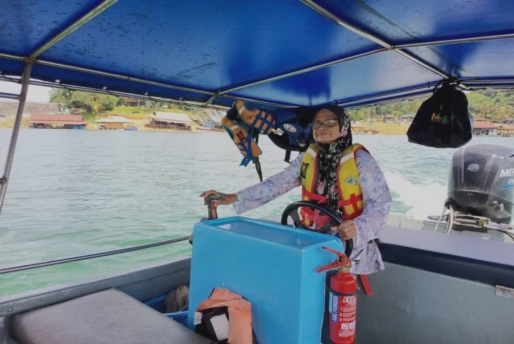 [VIDEO] Nenek terus gagah kemudi bot pelancong