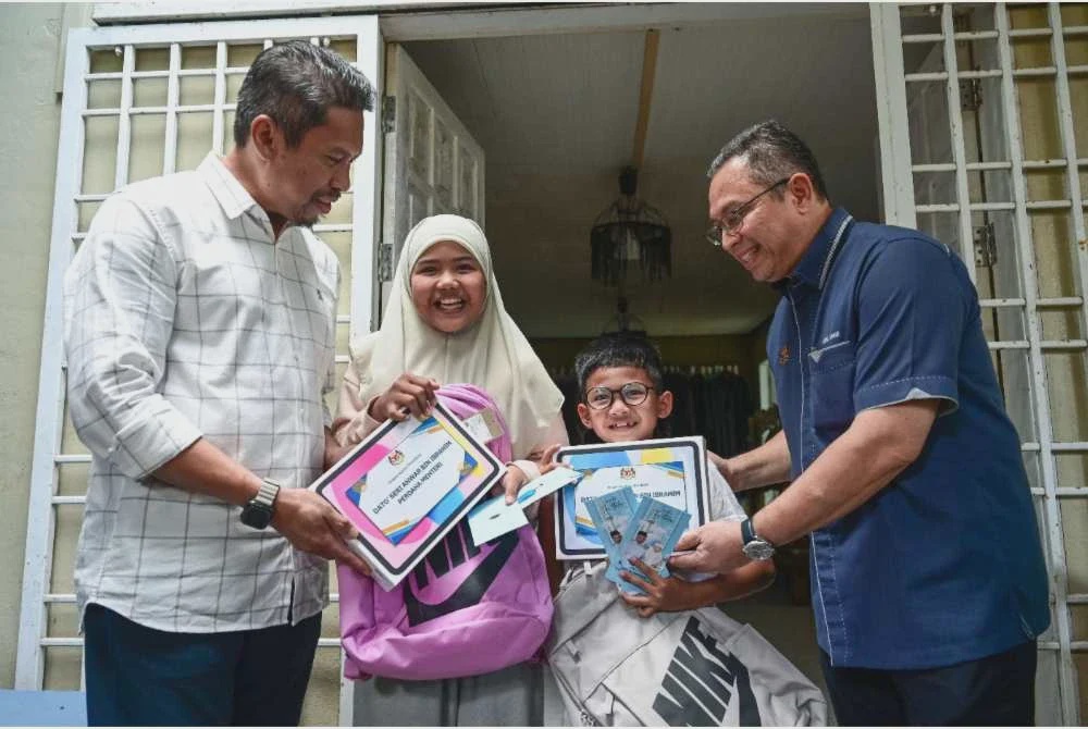 Image from: Keikhlasan dua beradik beri duit raya tawan hati Perdana Menteri