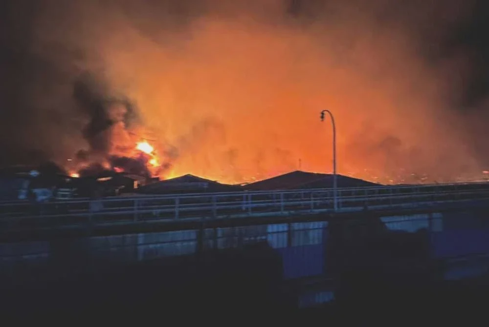 Image from: 200 rumah terbakar, bomba hadapi cabaran padam api