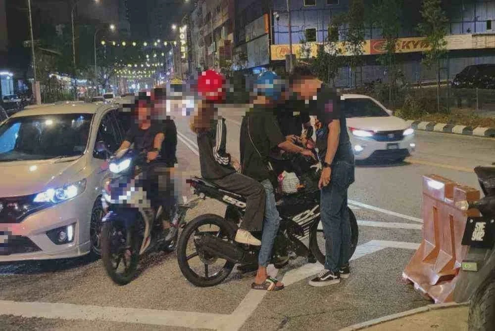 Image from: Mat rempit 'tunjuk belang': Ambil dadah, mabuk!