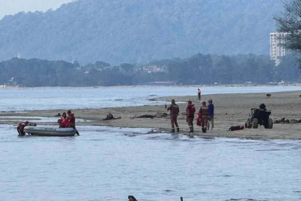 Image from: Tak sedar air pasang, wanita terkandas tengah laut