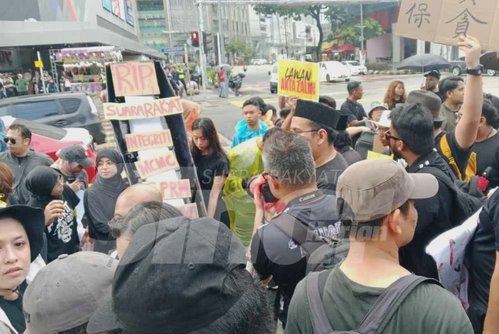Image from: Laungan Hidup Rakyat bergema depan Sogo