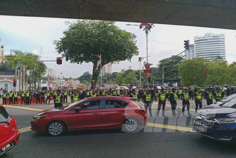Image from: Himpunan Tangkap Azam Baki: Peserta bergerak ke Dataran Merdeka diawasi polis