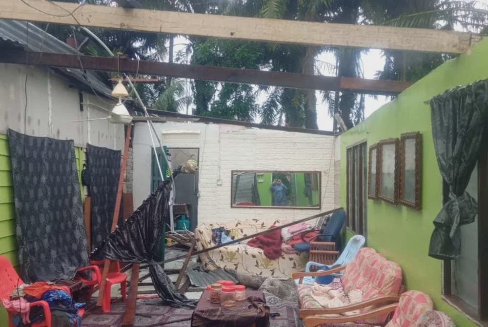 Image from: Tak sampai satu jam, 10 kes pokok tumbang akibat ribut kuat