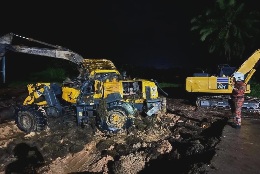 Image from: Pemandu maut, jentera berat dipandu terbabas jatuh kolam