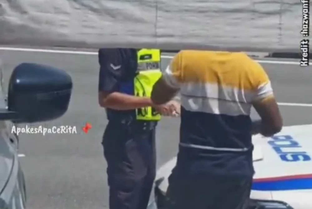 Image from: Polis buka siasatan dalaman video tular dakwa anggota ambil wang