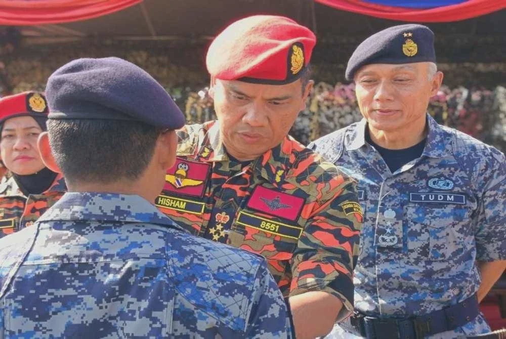 Image from: 14 anggota pengiring rapat Sultan Pahang tamat kursus payung terjun