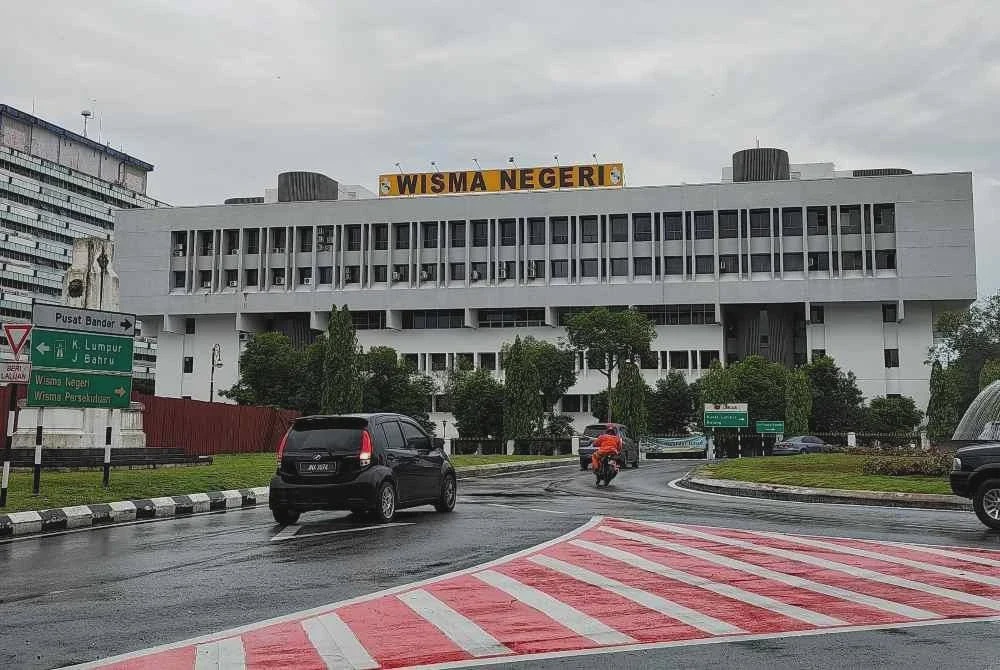 Image from: Exco UMNO-BN kosongkan pejabat, pulang kenderaan hari ini