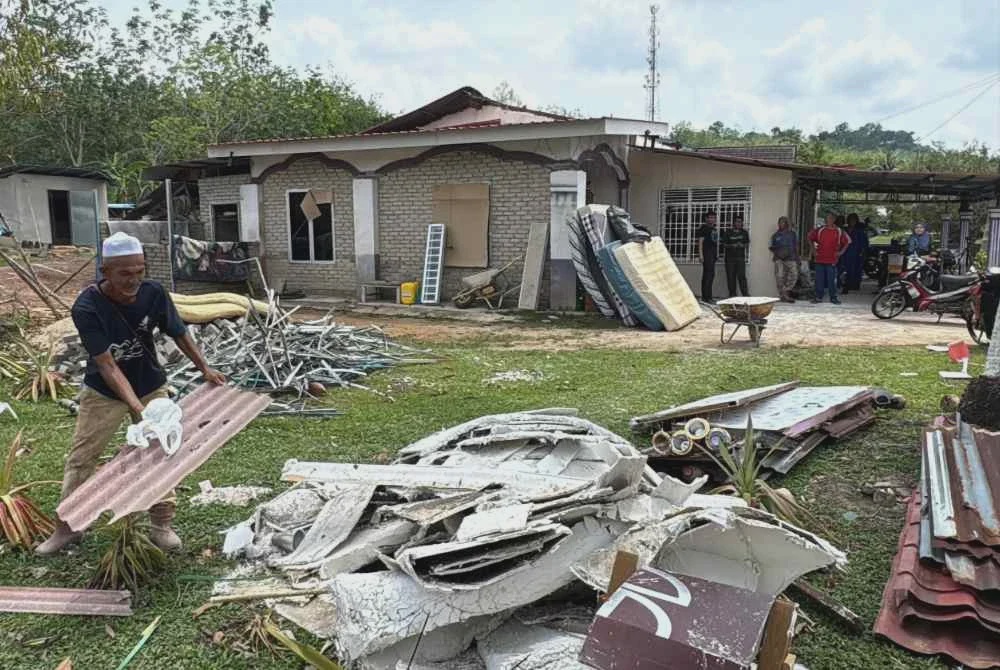 Image from: Ibu berpantang cemas peluk bayi, pusaran angin badai rumah