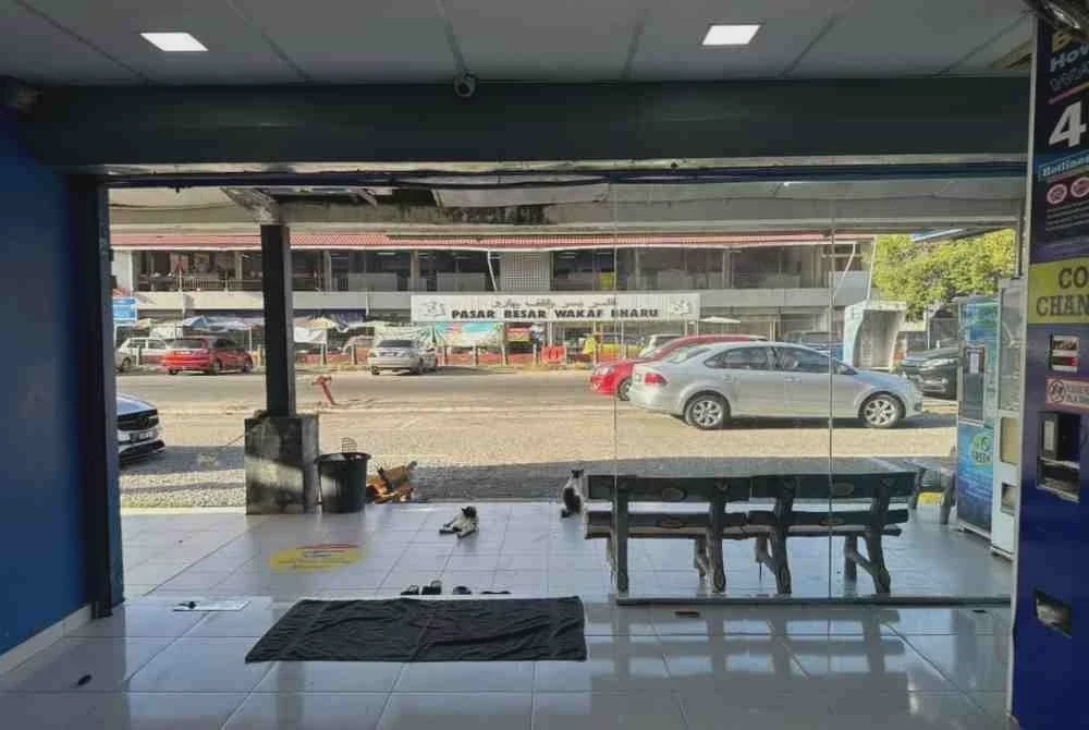 Image from: Kereta dipandu wanita rempuh pintu kaca premis dobi