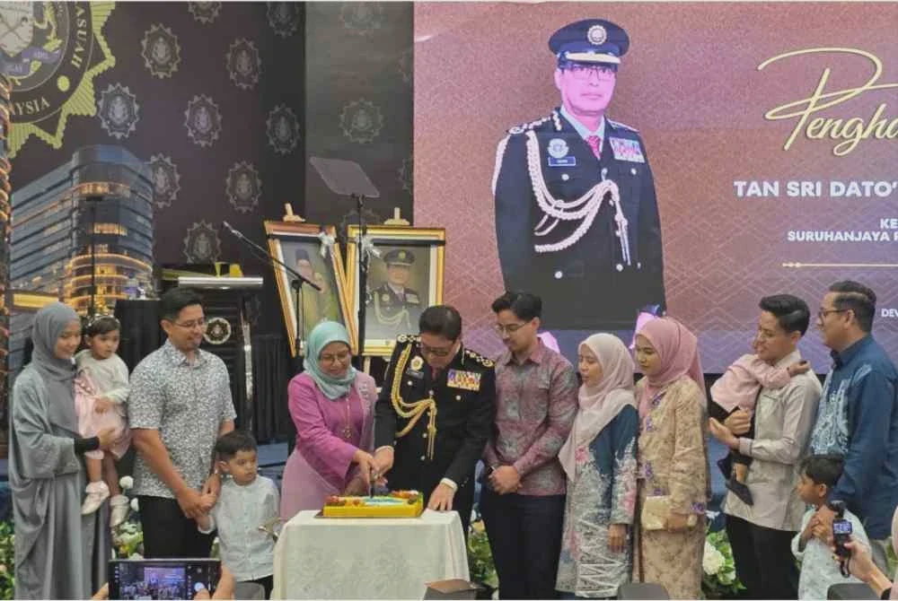 Image from: 'Mereka berdepan pelbagai serangan’ - Azam Baki sebak kenang sokongan keluarga