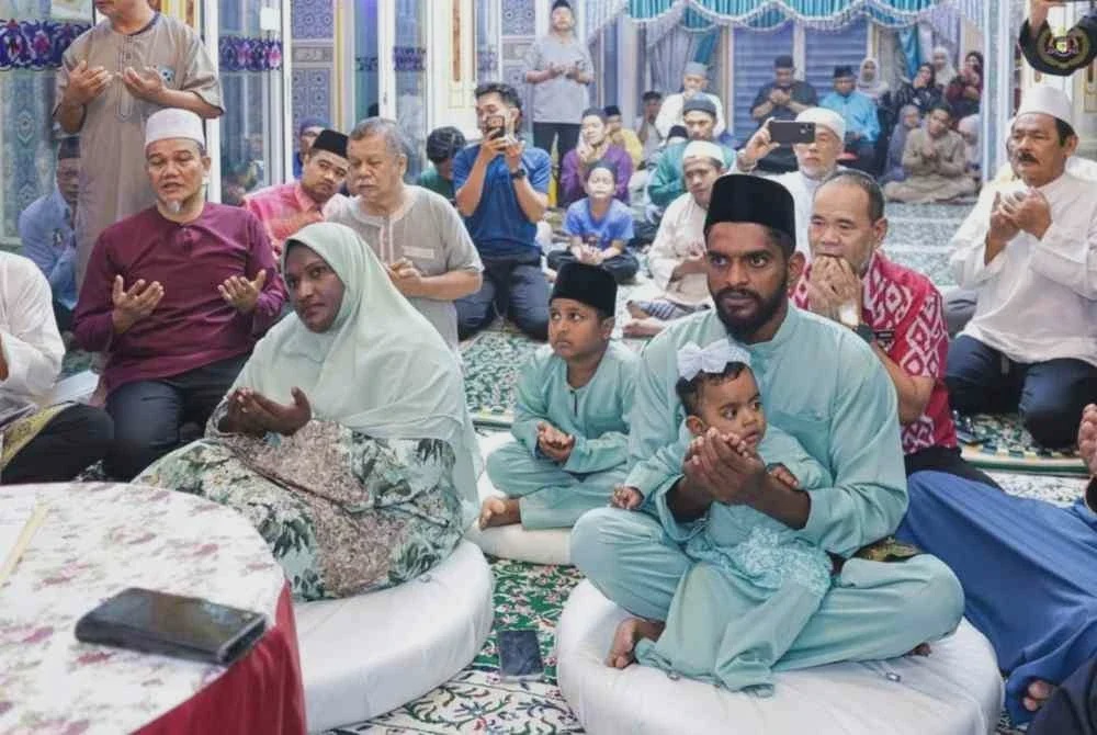 Image from: Empat sekeluarga diislamkan sendiri oleh TYT Melaka, Ali Rustam