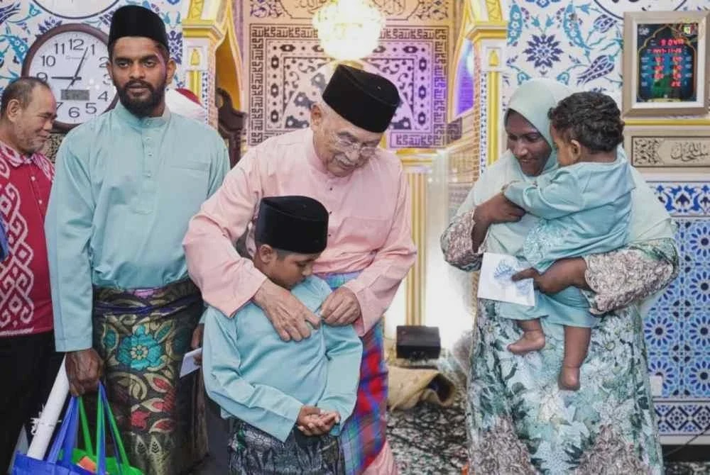 Image from: Empat sekeluarga diislamkan sendiri oleh TYT Melaka, Ali Rustam