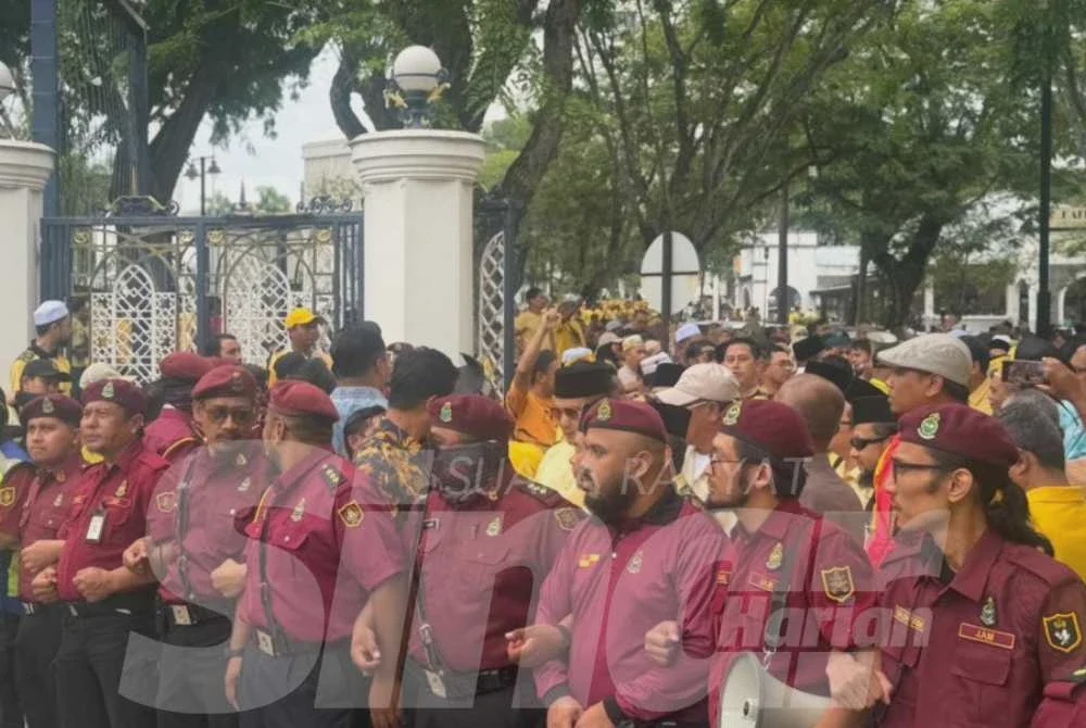 Image from: Peserta Himpunan Daulat Tuanku berarak ke pejabat SUK Selangor