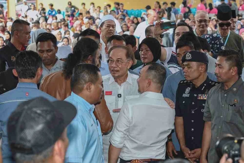 Image from: Rafizi, Nik Nazmi keluar parti PKR, kosong kerusi Parlimen: Saya tak follow lagi - Anwar