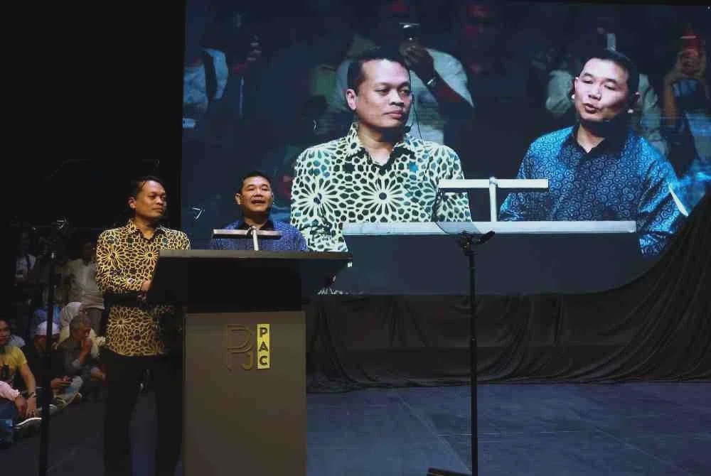 Image from: Rafizi, Nik Nazmi keluar parti PKR, kosong kerusi Parlimen: Saya tak follow lagi - Anwar