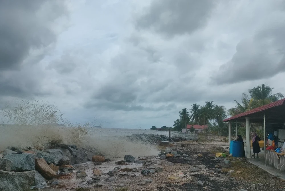 Image from: Fenomena air pasang: Ombak sampai ke depan rumah - Penduduk