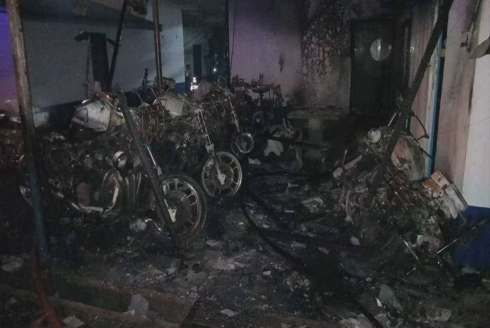Image from: Empat motosikal polis trafik IPD Pasir Puteh terbakar
