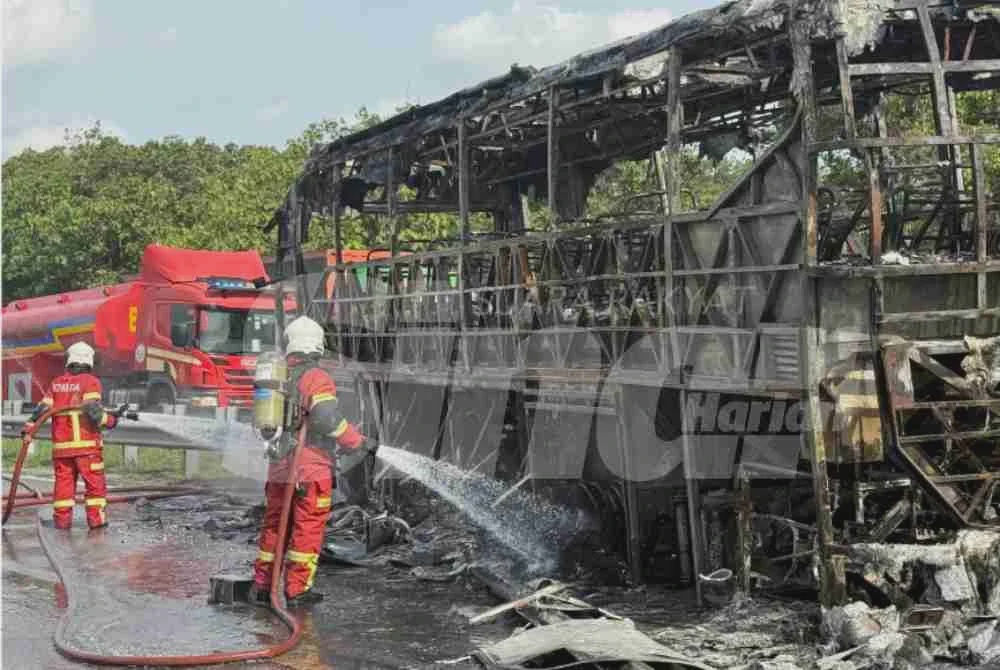 Image from: [VIDEO] Bas ekspres bawa 17 penumpang tiba-tiba terbakar, terbabas