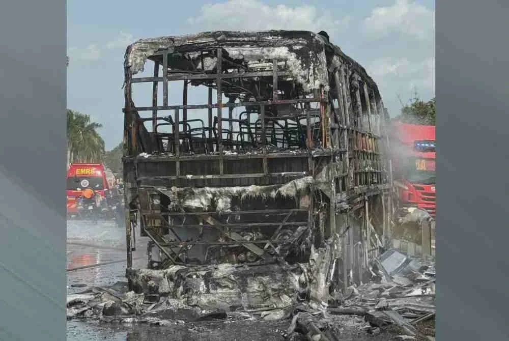 Image from: [VIDEO] Bas ekspres bawa 17 penumpang tiba-tiba terbakar, terbabas