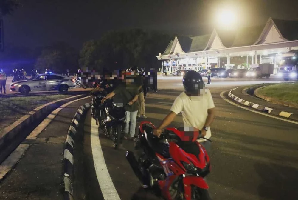 Image from: Mat rempit kena 'pukat', motosikal diangkat lintas pembahagi jalan