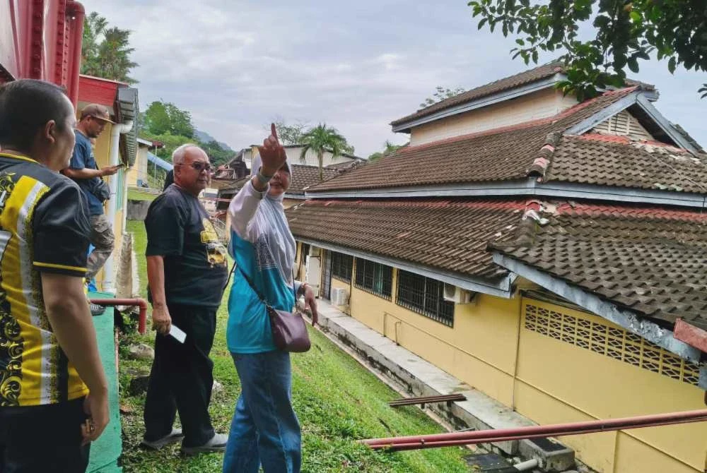 Image from: Hospital Kampar bocor, jururawat payung pesakit dalam wad