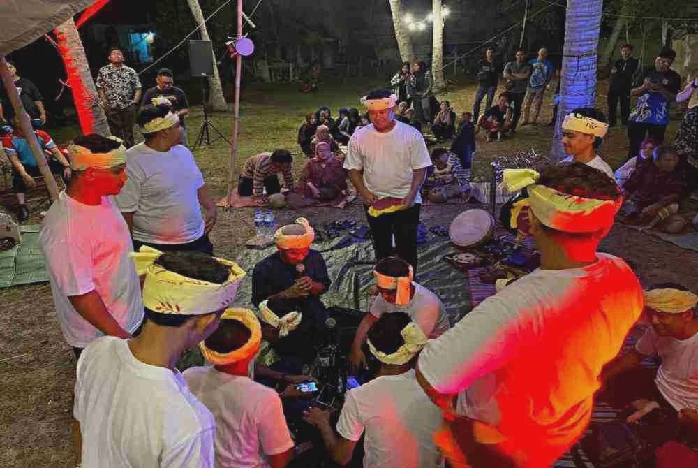 Image from: Tinggal tiga kumpulan, dikir labo makin hilang 'suara'