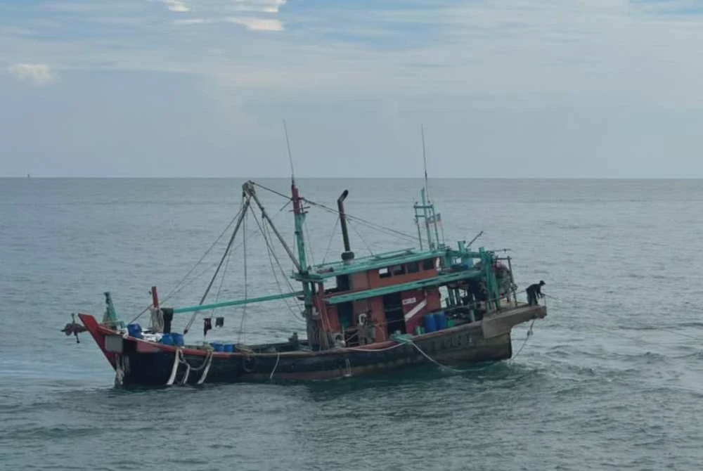 Image from: Tekong, tiga kru warga Myanmar ditahan, bot berada di luar perairan dibenarkan
