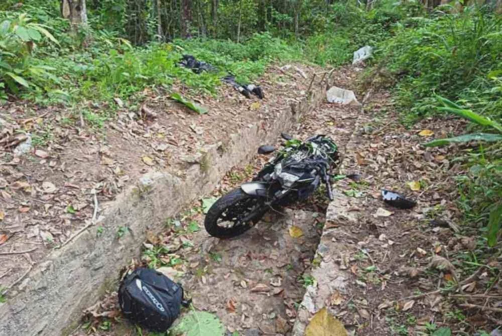 Image from: Penunggang motosikal maut terbabas masuk gaung di Gerik