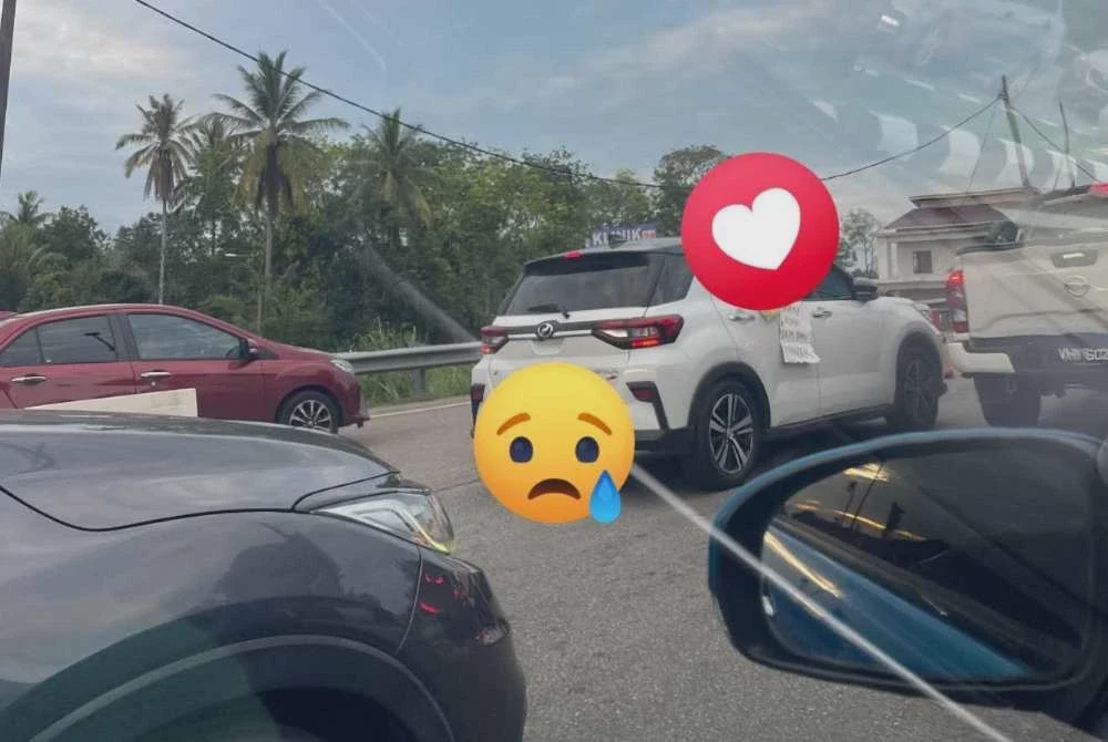 Image from: Wanita pegang nota 'Maaf ayah saya baru meninggal' undang sebak warganet